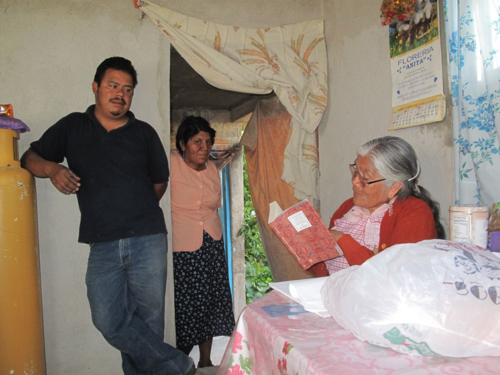 Esperanza reading with family, 2010