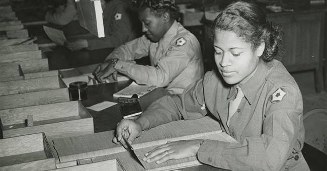 Members of the Women’s Army Corps identifying incorrectly addressed mail for soldiers, Post Locator Department, Camp Breckinridge (1943).
