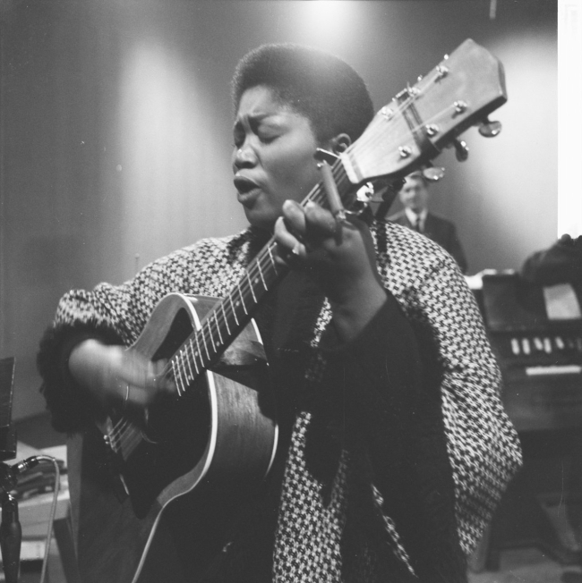 Odetta performing in Amsterdam, December 1961. Courtesy of Dutch National Archives. Photo by Jac. de Nijs.